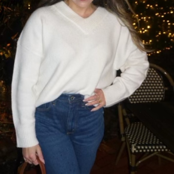 Abercrombie & Fitch V Neck Sweater in Cream - Picture 2 of 2